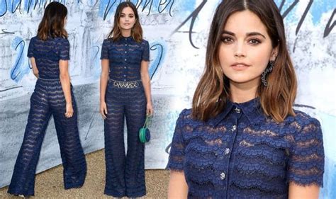 Jenna Coleman: Victoria star flashes bra in see。